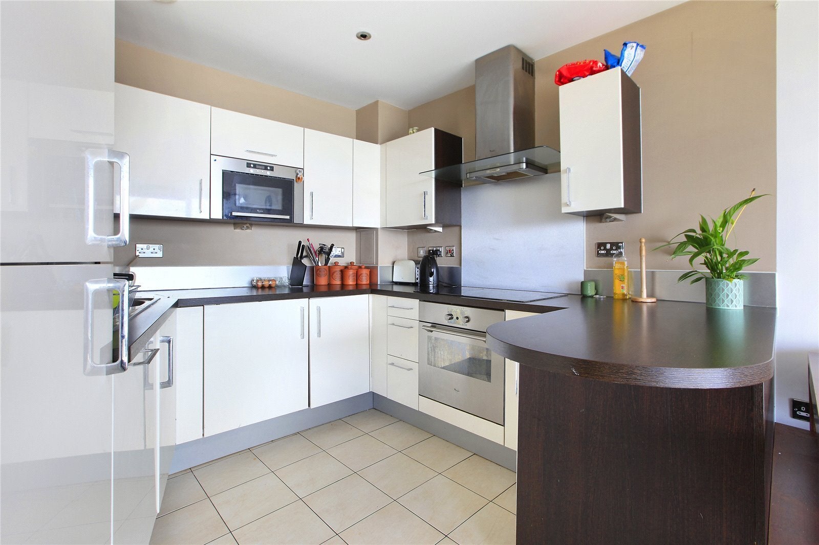 Flat Mapleton Road in Greater London