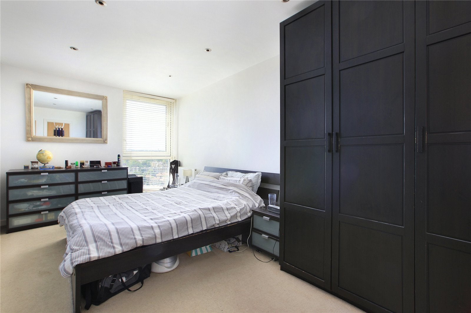Flat Mapleton Road in Greater London