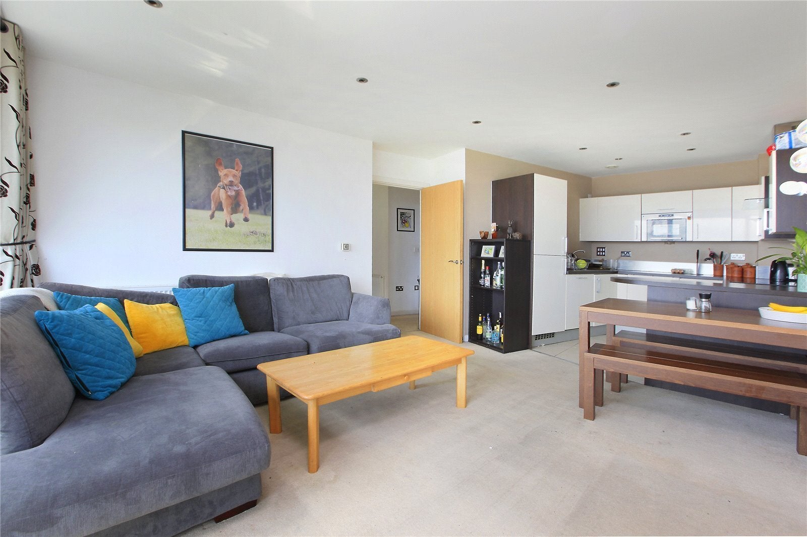Flat Mapleton Road in Greater London