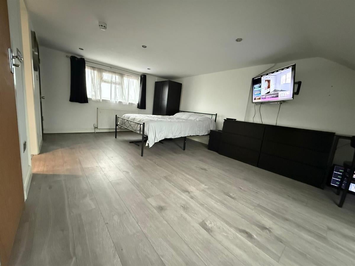 Room Leaver Gardens in Greater London