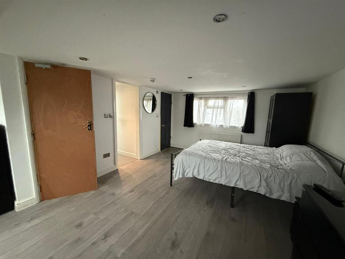 Room Leaver Gardens in Greater London
