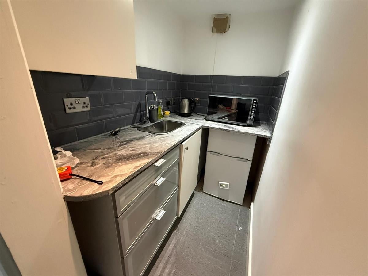 Room Leaver Gardens in Greater London