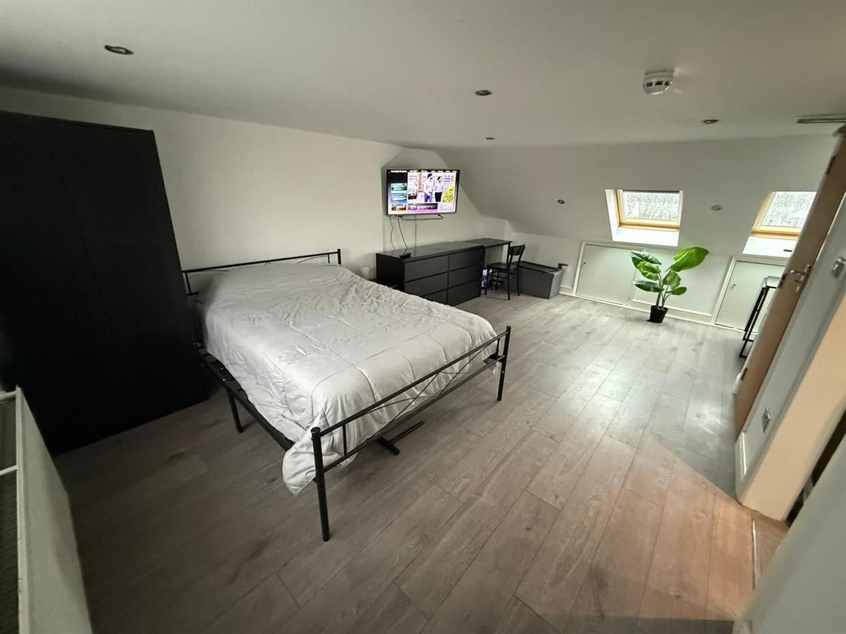 Room Leaver Gardens in Greater London