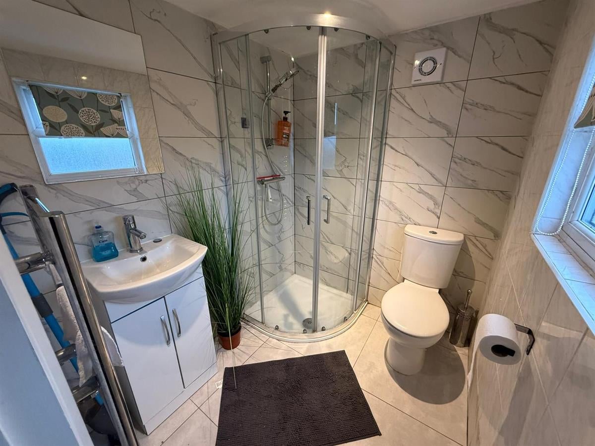 Room Leaver Gardens in Greater London