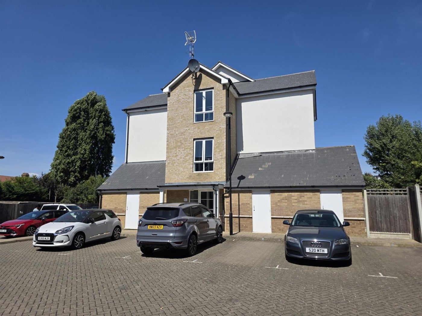 Flat Louisa Oakes Close in Greater London