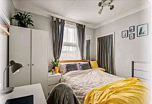 Room Harvist Road in Greater London