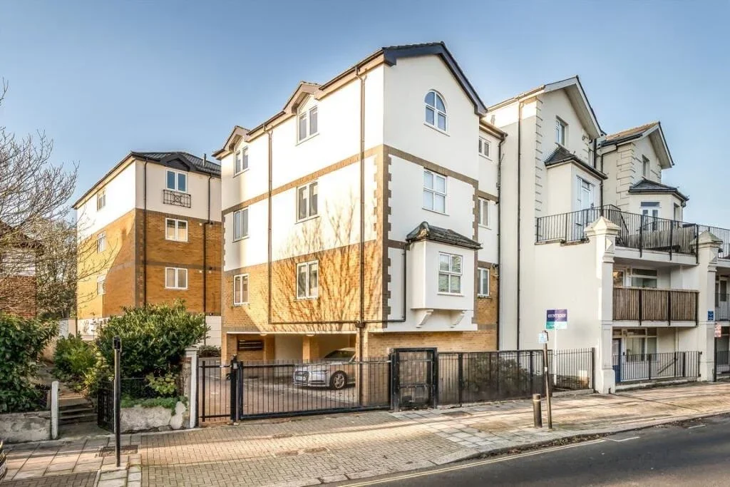 Flat St. John's Road in Greater London
