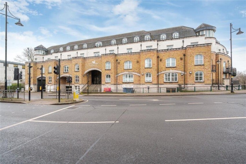Flat Clarence Street in Borough of Spelthorne