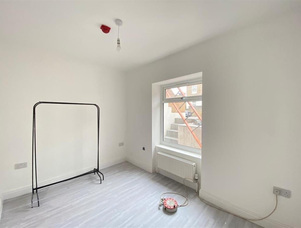 Flat Alpha Road in Greater London