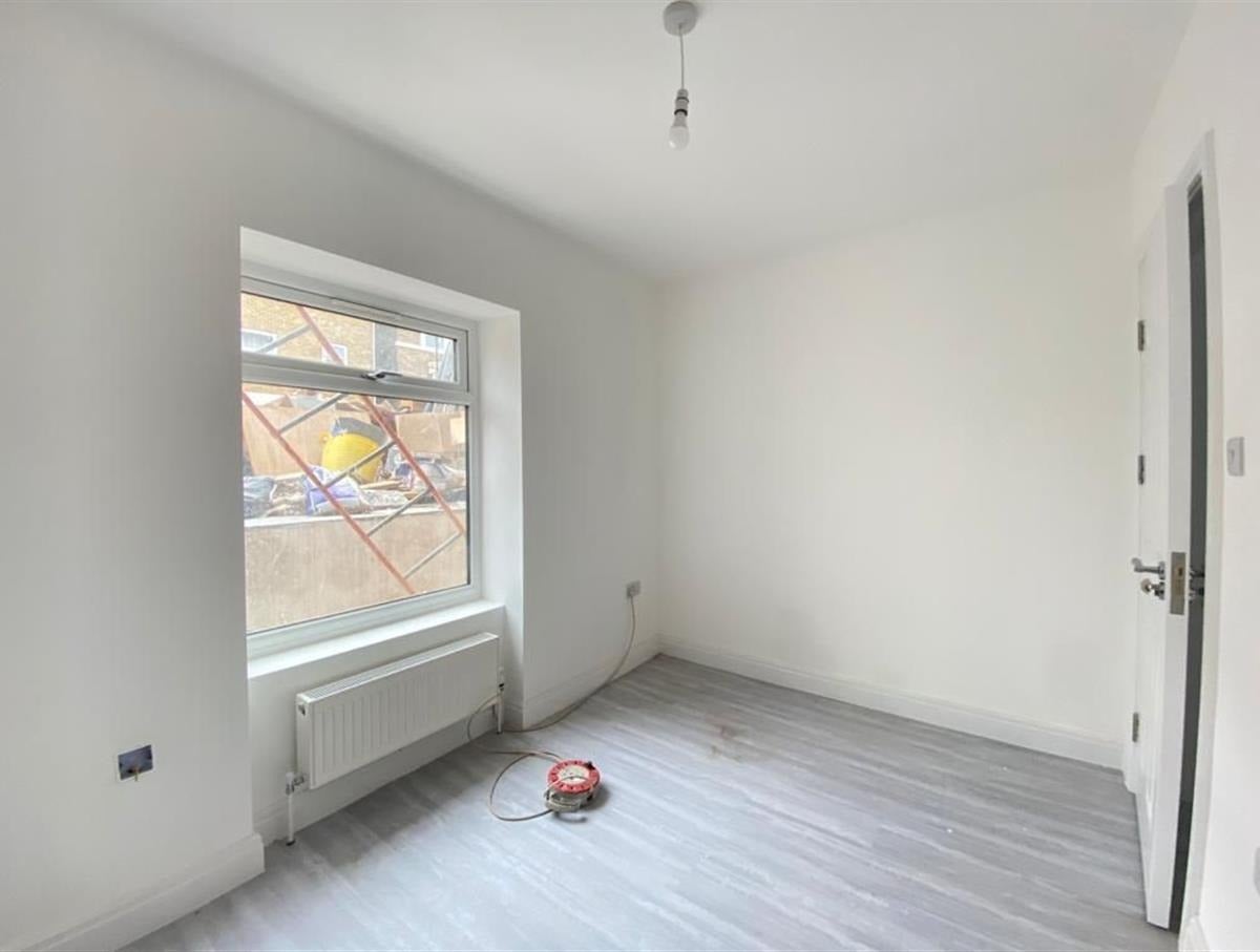Flat Alpha Road in Greater London