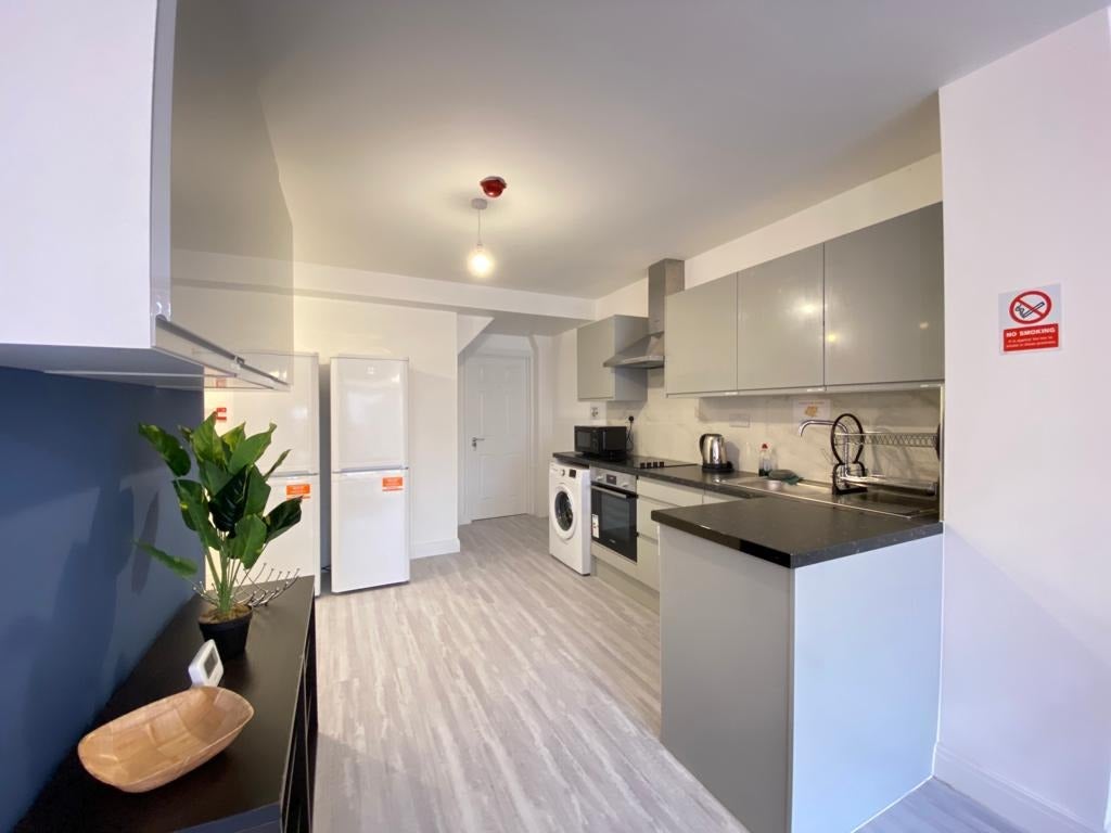 Flat Alpha Road in Greater London