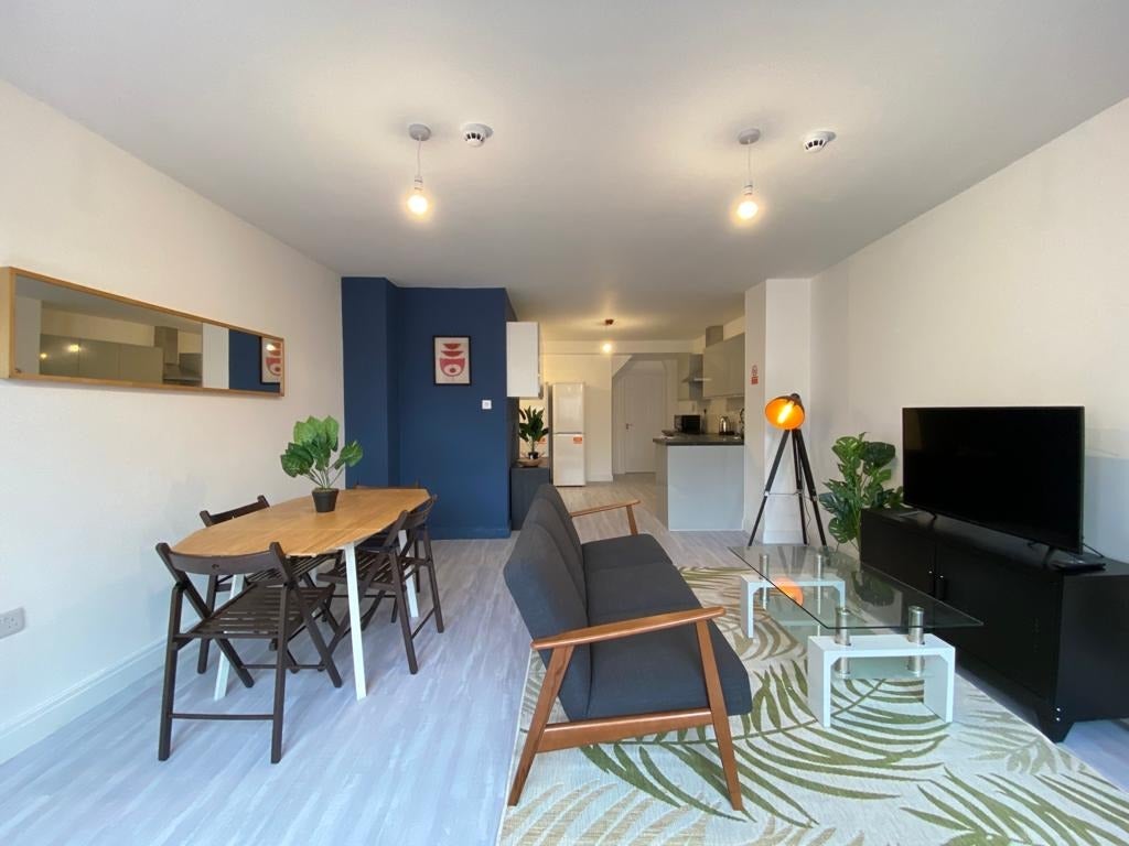 Flat Alpha Road in Greater London