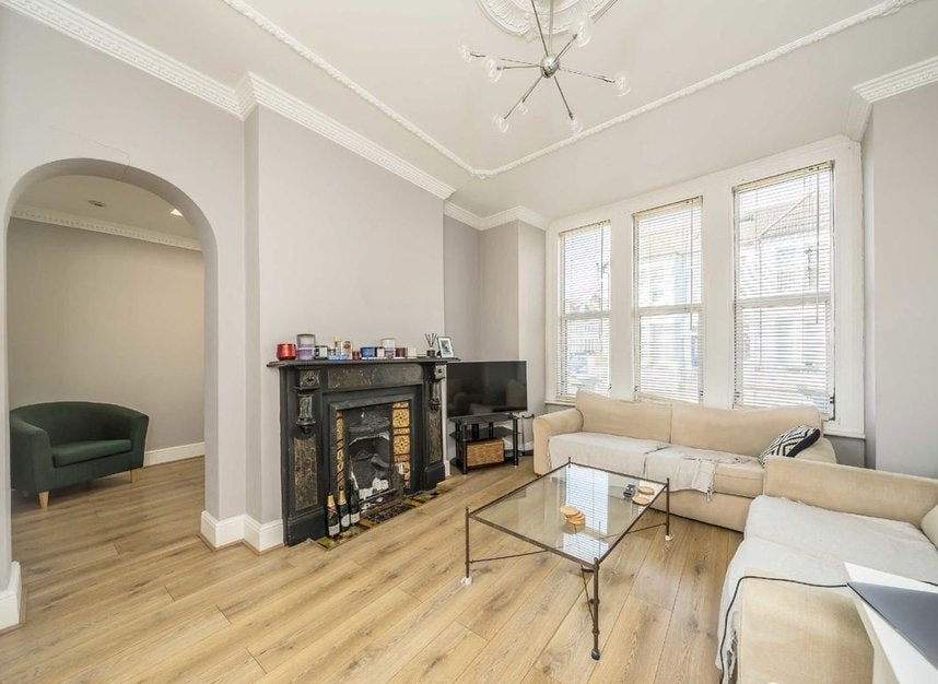 Flat Voltaire Road in Greater London