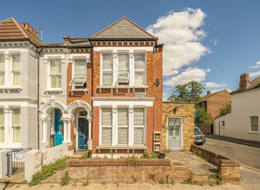 Flat Voltaire Road in Greater London