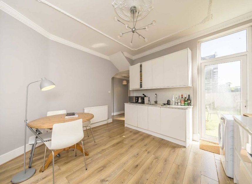 Flat Voltaire Road in Greater London