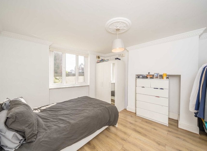 Flat Voltaire Road in Greater London