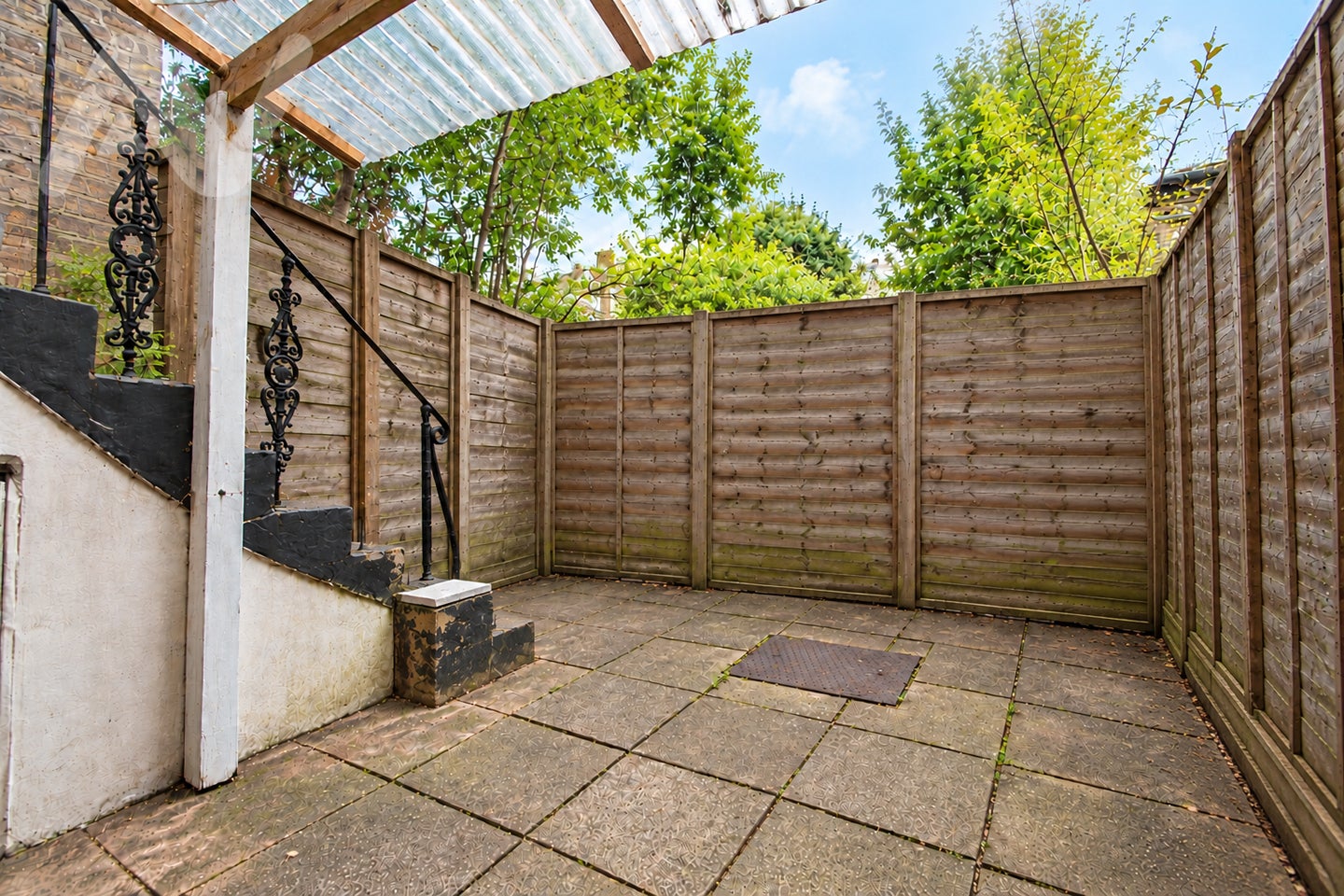 Flat Endymion Road in Greater London