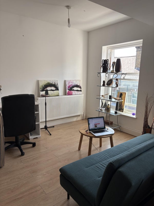 Room High Street in Greater London