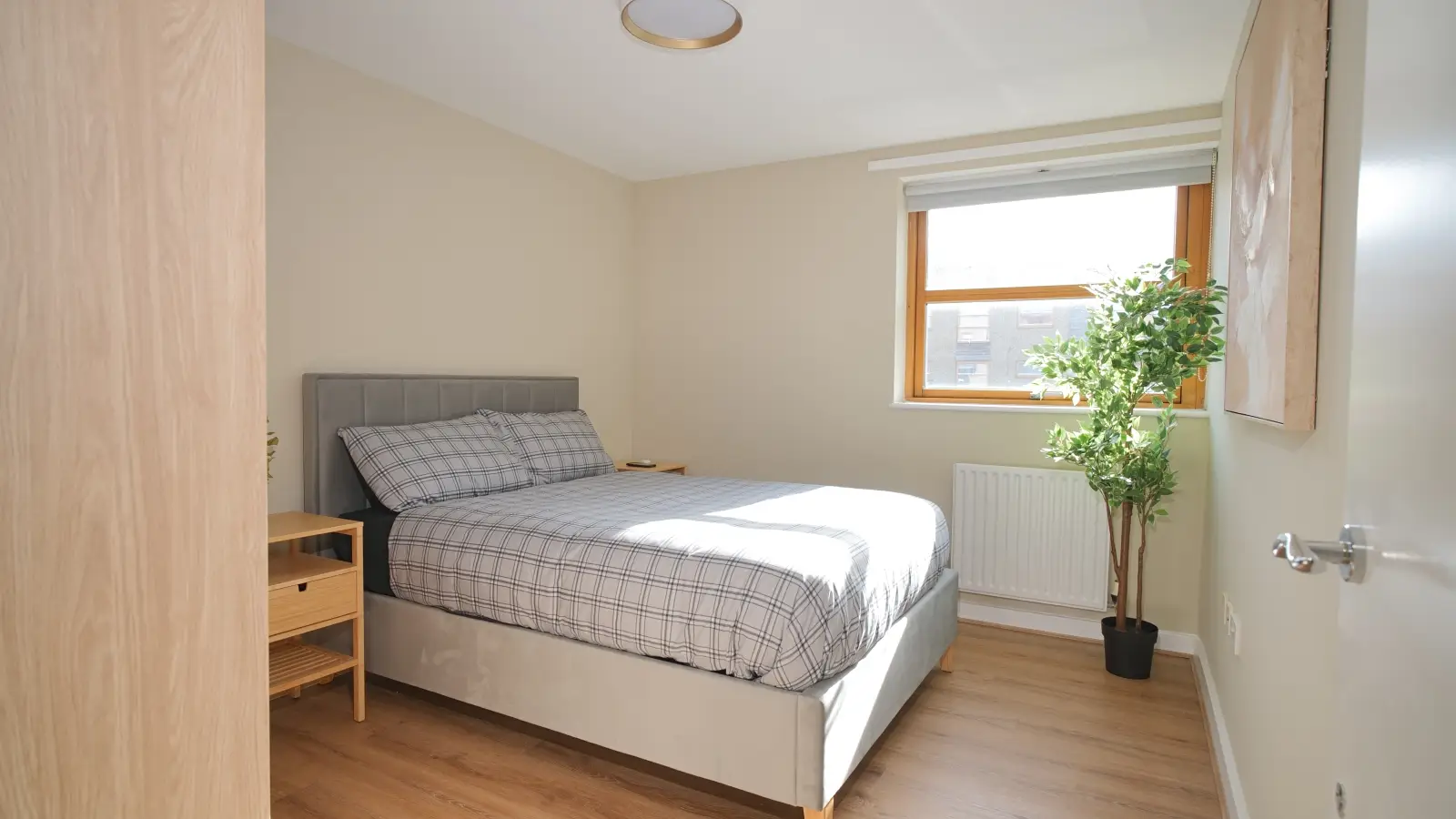 Room Bow Road in Greater London