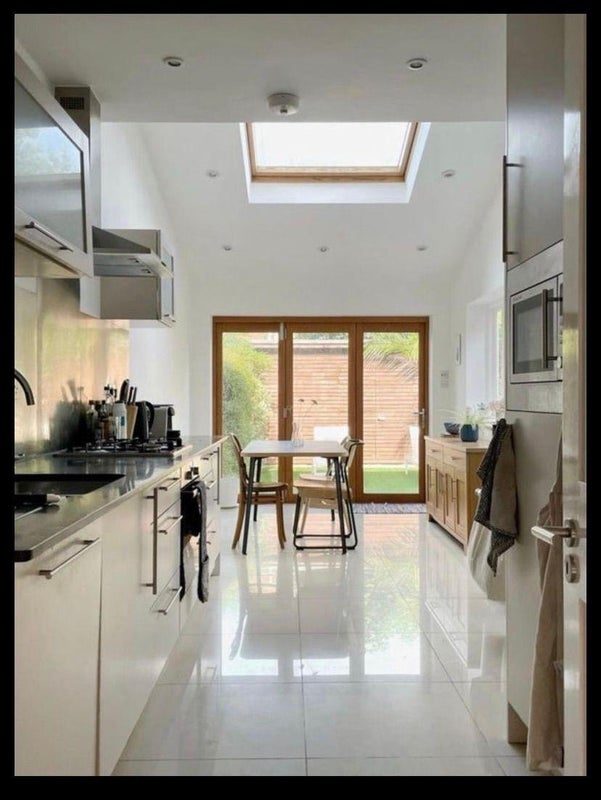 Room Cornwall Avenue in Greater London