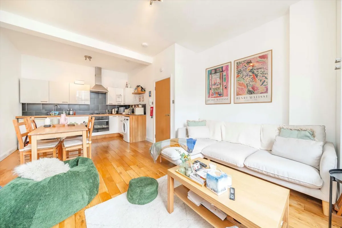 Flat Chiswick High Road in Greater London