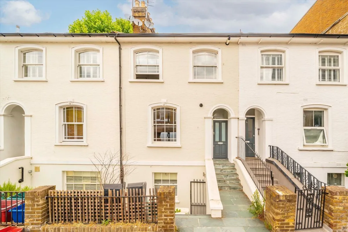 Flat Chiswick High Road in Greater London