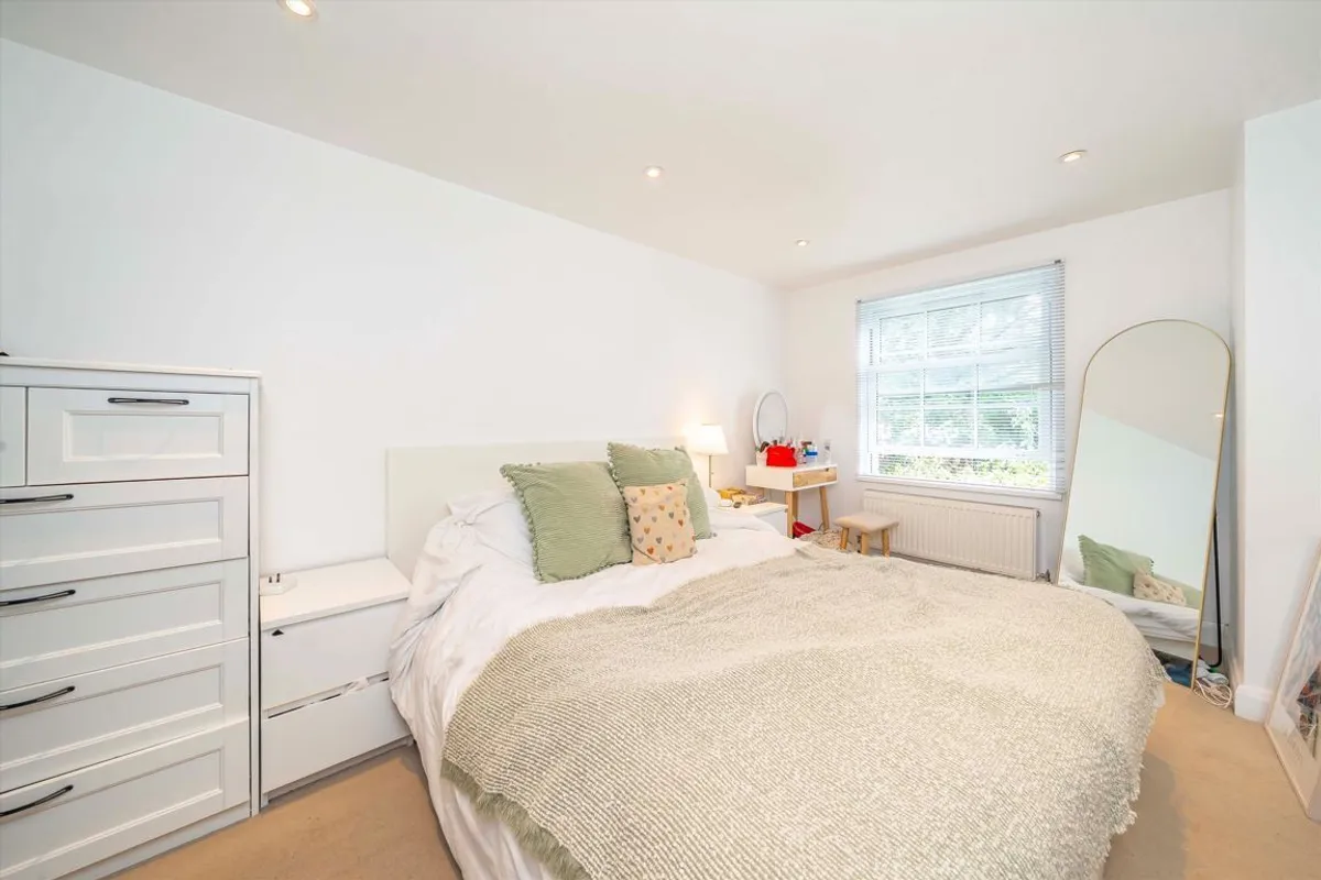Flat Chiswick High Road in Greater London