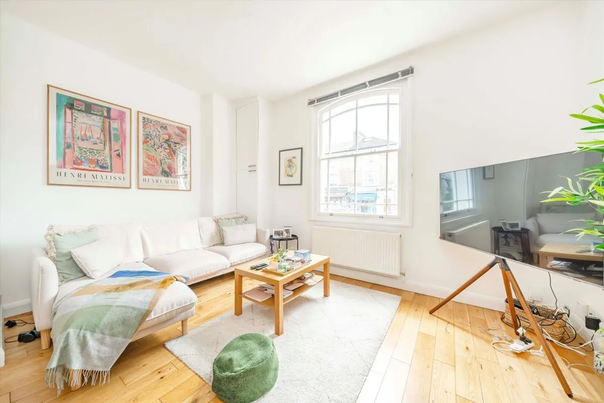 Flat Chiswick High Road in Greater London