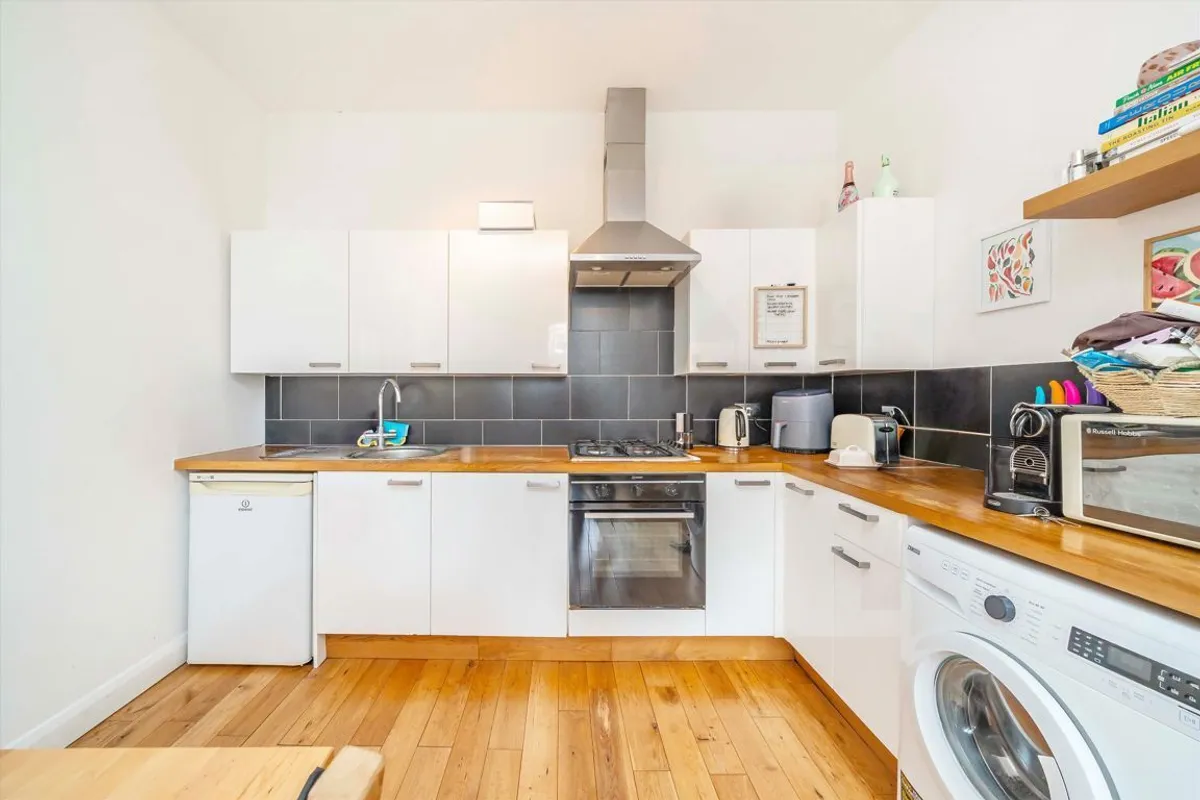 Flat Chiswick High Road in Greater London