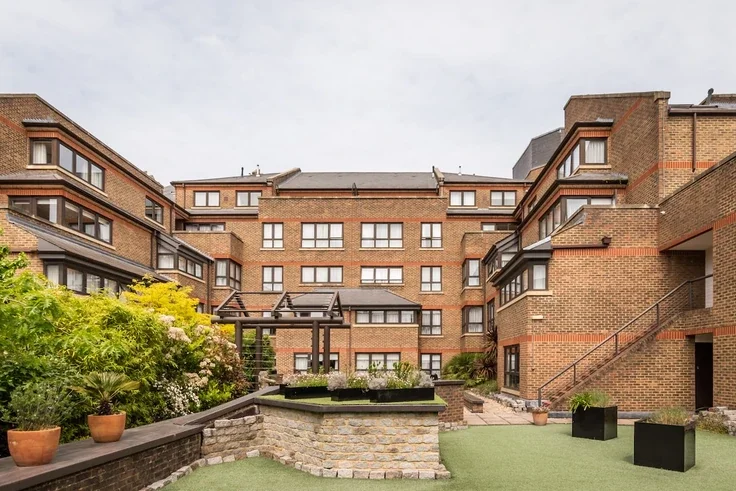 Flat Kensington High Street in Greater London