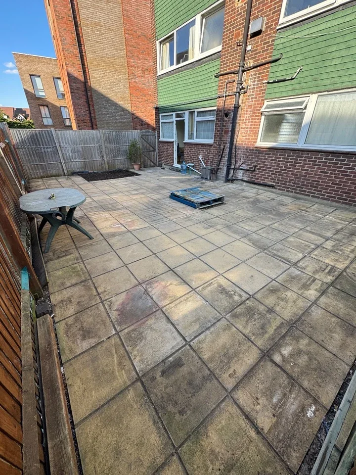 Flat Grant Road in Greater London