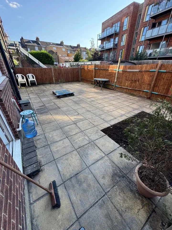 Flat Grant Road in Greater London
