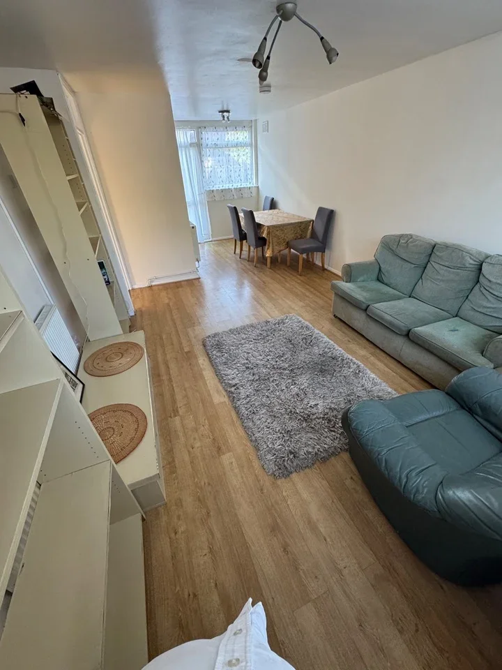 Flat Grant Road in Greater London