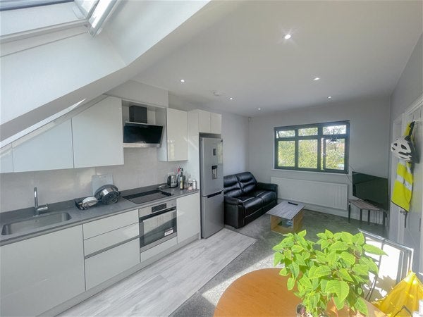 Flat Fairmead Crescent in Greater London