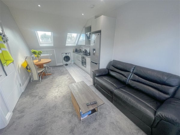 Flat Fairmead Crescent in Greater London