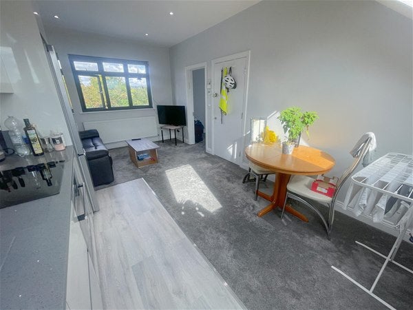 Flat Fairmead Crescent in Greater London