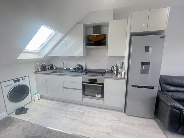 Flat Fairmead Crescent in Greater London