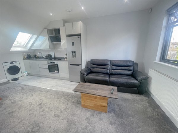 Flat Fairmead Crescent in Greater London