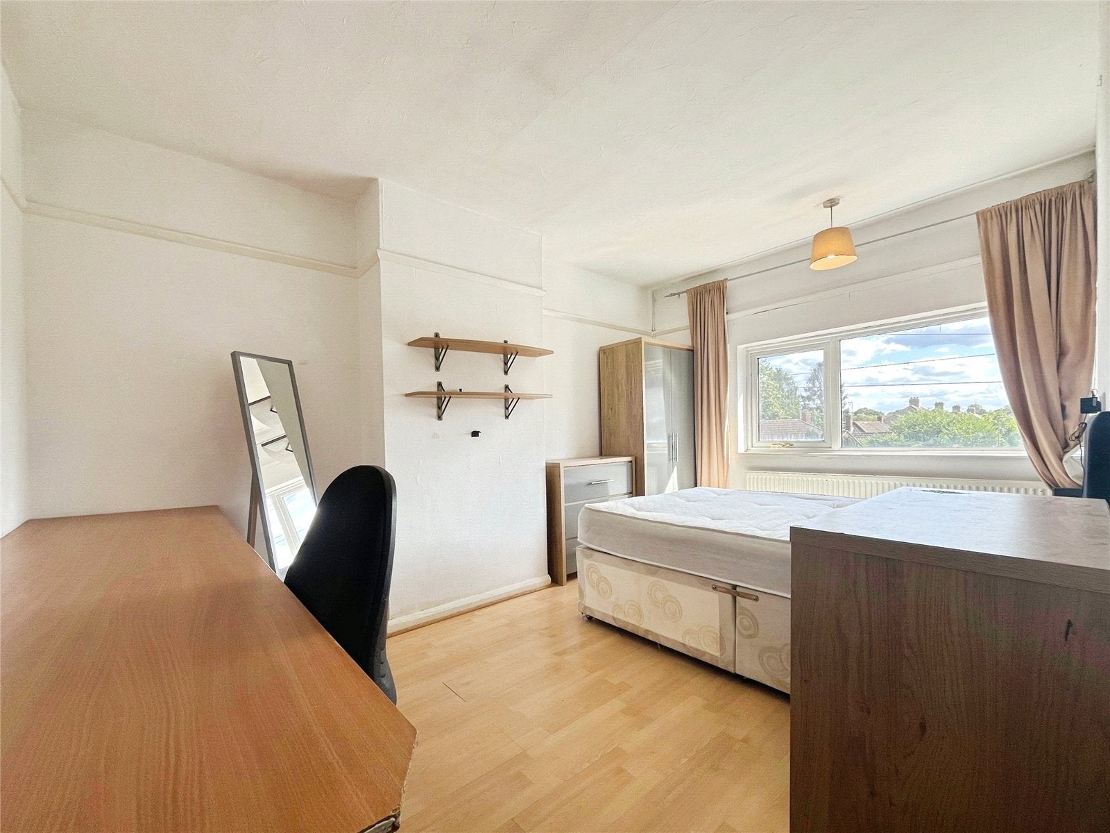 Room Larchwood Drive in Borough of Runnymede