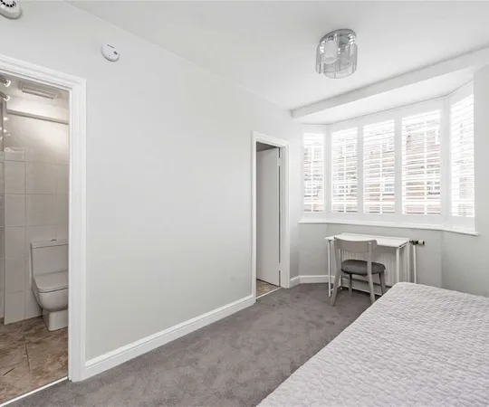 Flat Sloane Avenue in Greater London