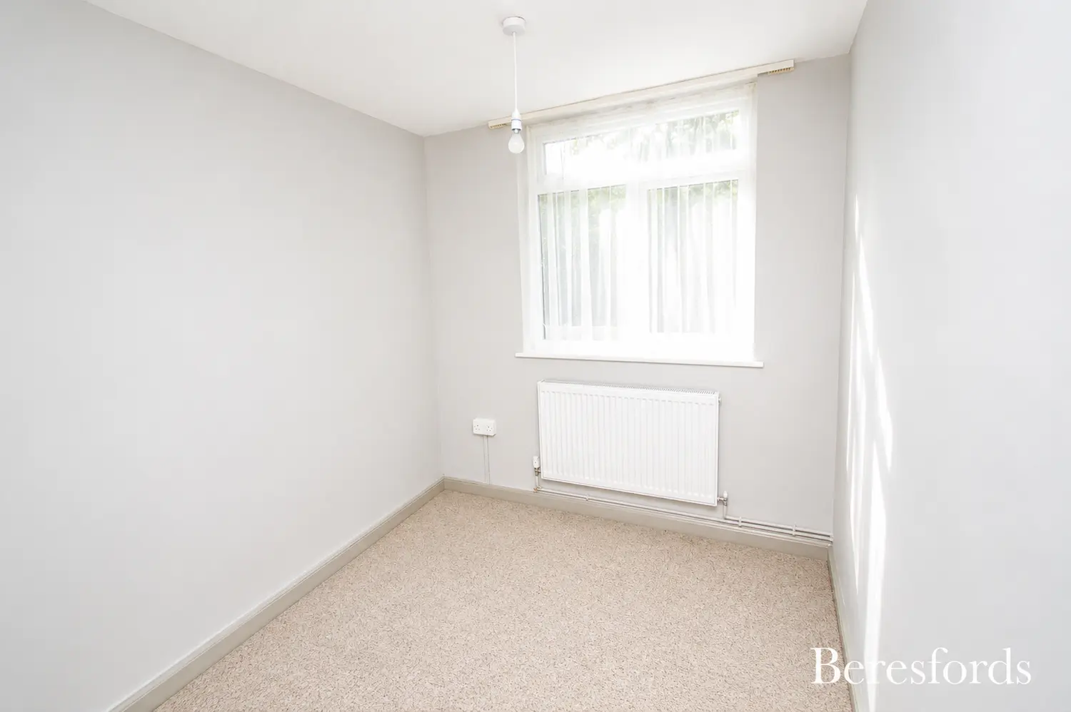 Flat Burnell Walk in Brentwood