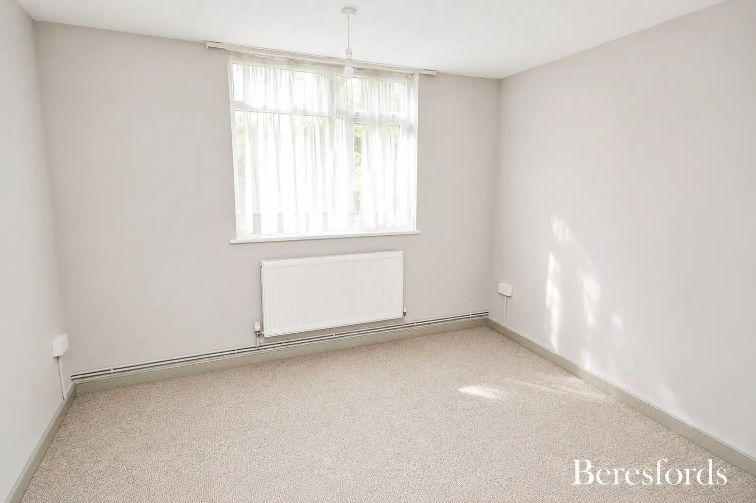 Flat Burnell Walk in Brentwood
