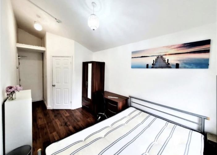 Room Prior Deram Walk in Coventry