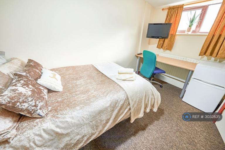 Room Cottam Avenue in Bradford