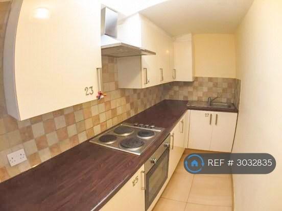 Room Cottam Avenue in Bradford