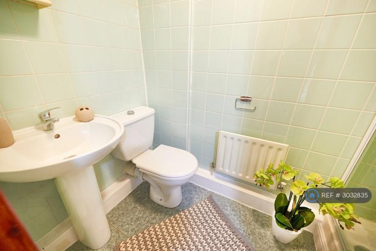 Room Cottam Avenue in Bradford