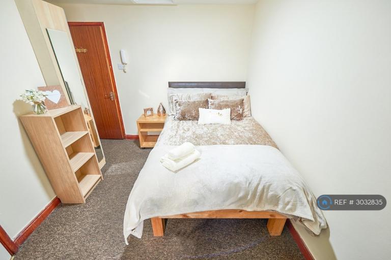 Room Cottam Avenue in Bradford