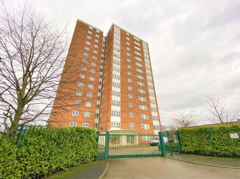 Flat Lyneham Walk in Salford