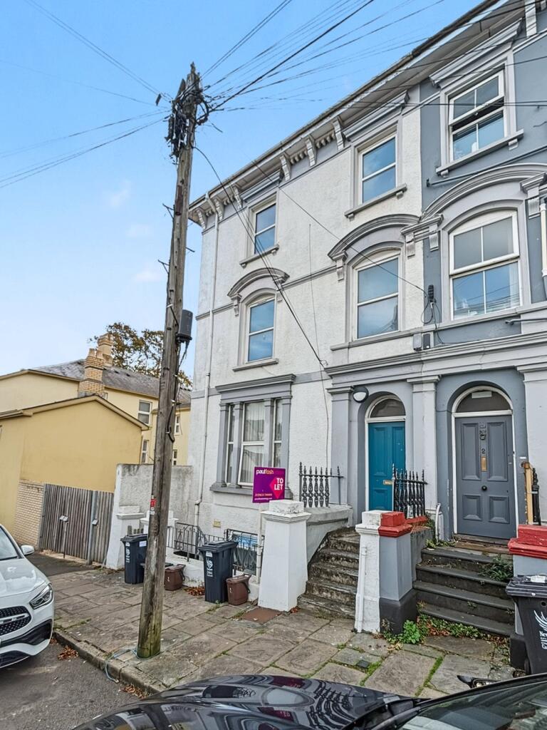 Flat Clytha Square in Newport