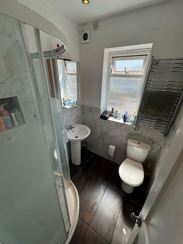 Room Lynwood Road in Greater London